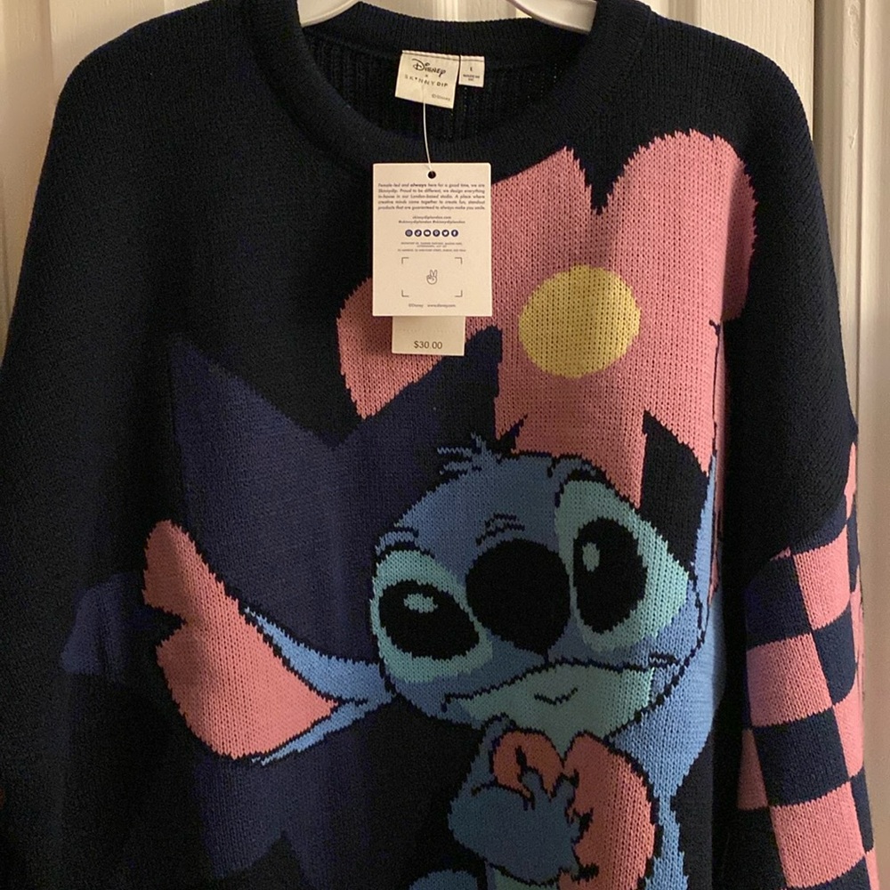 I’m selling this new stitch sweater: it didn’t fit me.